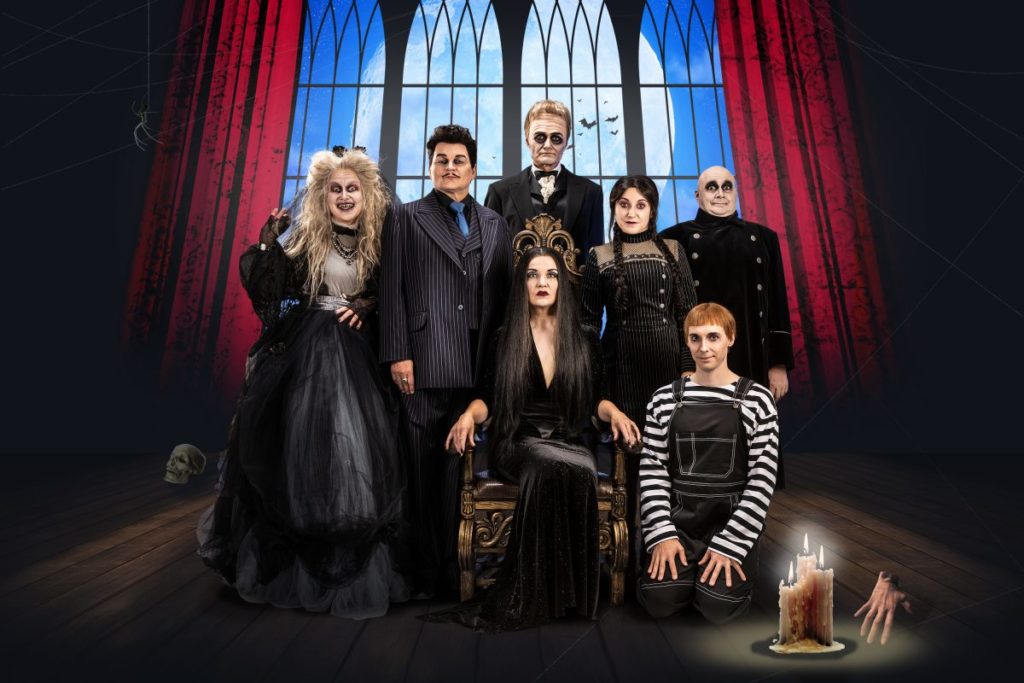 Addamsin perheen potretissa on seitsemän perheenjäsentä.
