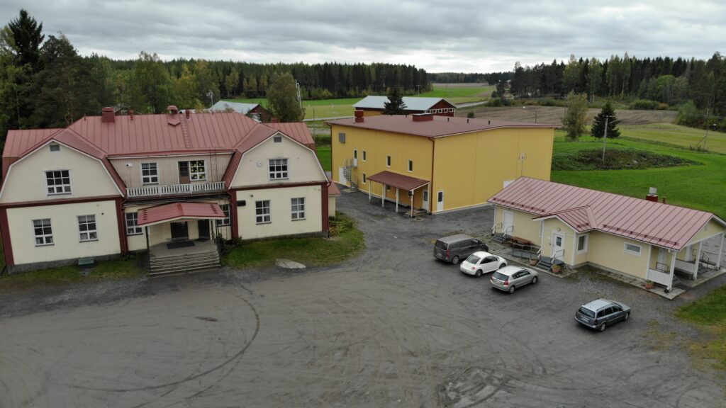 Ilmasta otettu kuva isosta kylätalosta ja monitoimihallista.
