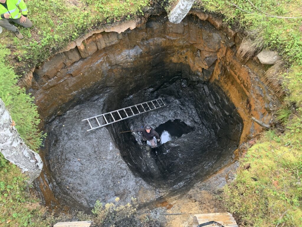 Louhitussa kaivoksessa on ihminen ja tikkaat.