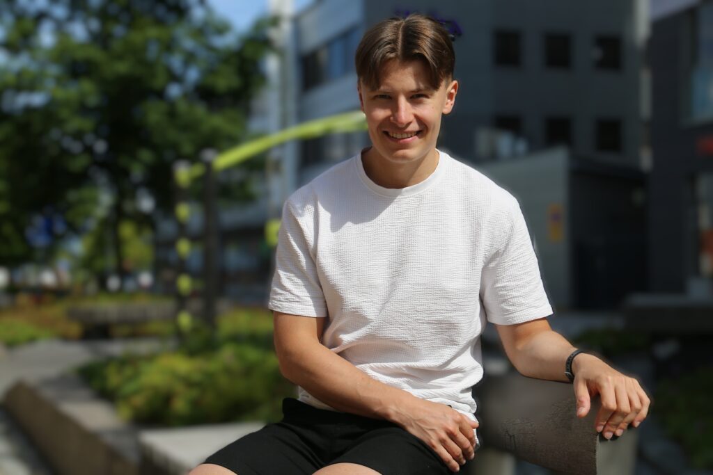 Mies istuu puistossa