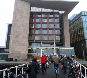 Amsterdamin kirjaston sisäänkäynti. 