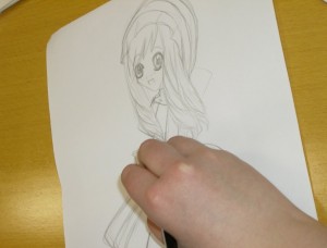 Mangasarjakuvahahmon piirtämistä lyijykynällä.