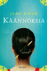 Käännöksiä -kirjan kansi, jossa naisen pää kuvattuna takaapäin. Hiukset ovat nutturalla ja nutturan läpi on pistetty kynä.