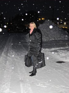 Kotipalvelun työntekijä Jaana pihalla lumisessa maisemassa lähdössä asiakkaan luokse.