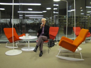 Apila-kirjaston kirjailijavieras Johanna Sinisalo istuu aikuisten kirjasalissa.