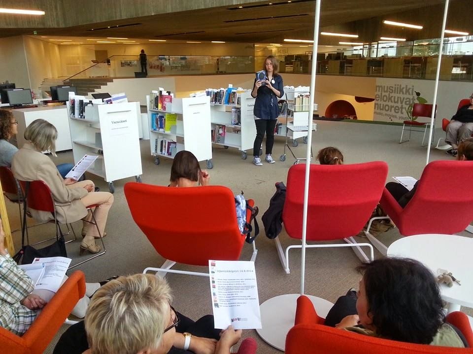 Kirjavinkkipiiri kokoontuu Apila-kirjaston kirjasalissa.