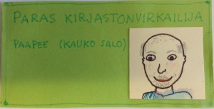 Paras kirjastonvirkailija, paapee Kauko Salo -nimikyltti, johon on piirretty kaljupäinen mies.