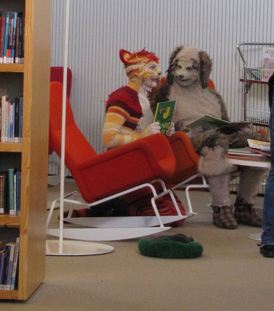 Katti Matikainen ja Nakkirakki istuvat ja lukevat kirjoja aikuisten kirjasalissa.