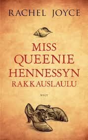 Miss Queenie Hennessyn rakkauslaulu -kirjan kansi. Simpukka ja naisten korkokengät.