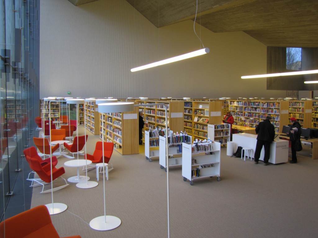 Pääkirjasto Apilan kirjasali, jossa on varattujen kirjojen kärryt ja lainausautomaatti.