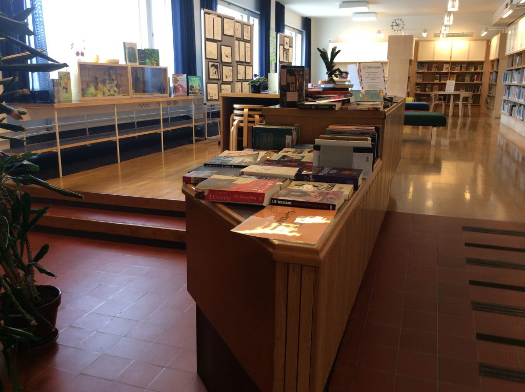 Kirjanvaihtopöytä ja lastenosasto Aallon kirjastossa.