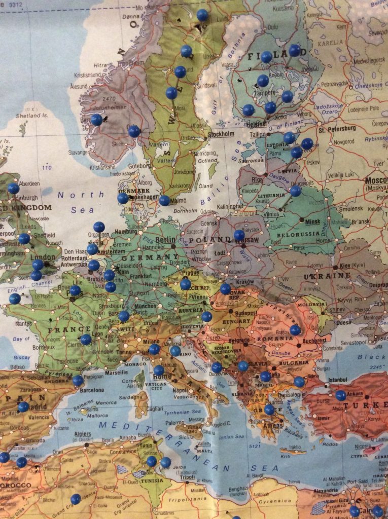 Euroopan kartta, jossa nuppineuloja osoittamassa mistä maista kirjoja on luettu.