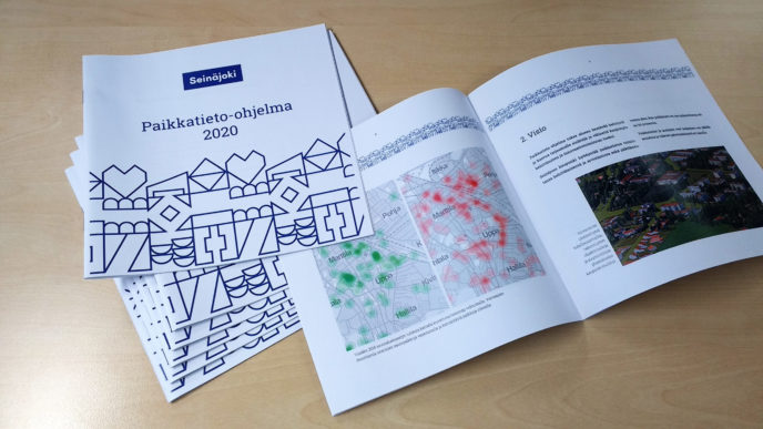 Paperiversioita Paikkatieto-ohjelmasta pinossa