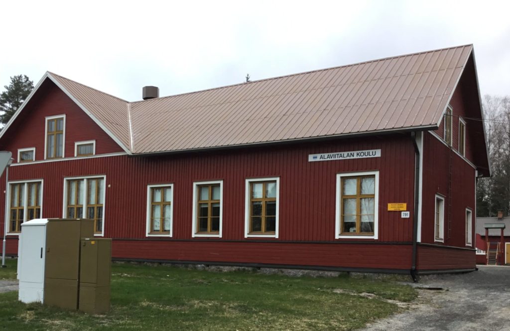 Kuvassa on Alaviitalan koulu, puinen päärakennus.