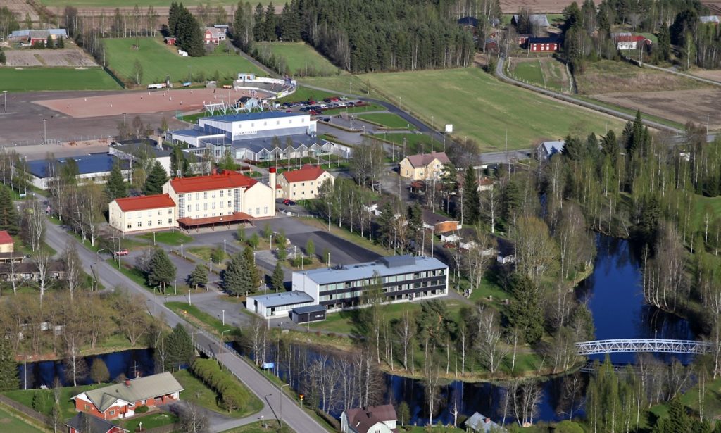 Toivolanrannan yhtenäiskoulu ja Seinäjoen lukion Etelä-Seinäjoen toimipiste. Kuvassa taustalla näkyy Ritola-halli ja pesäpallokenttä. Etualalla joen ylittävä silta Koukkarin kuntoradalle. Kuvan vasemmassa reunassa Ville Ritolantie. 