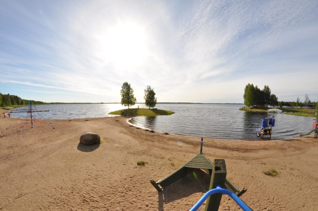 Kuvassa Kalajärven uimarannalla olevat leikkitelineet