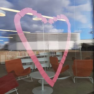 Sydän kirjaston ikkunassa.