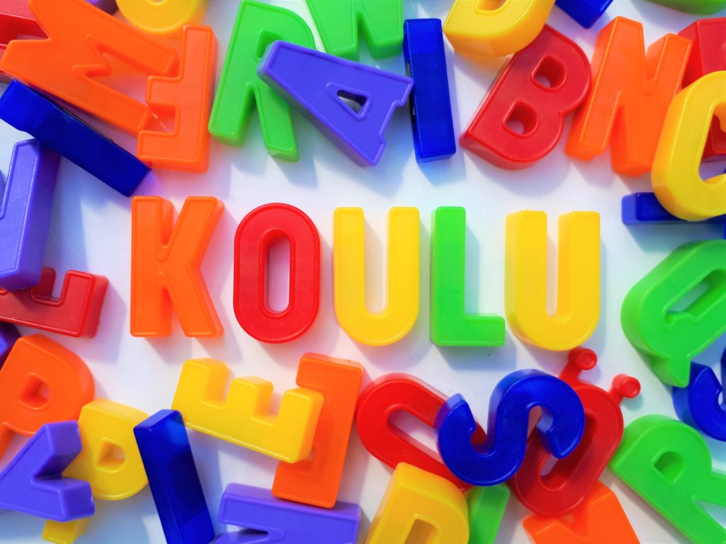 Värikkäitä kirjaimia, joista muodostuu sana koulu.