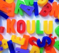 Värikkäitä kirjaimia, joista muodostuu sana koulu.