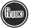 Pruuki-logo, jossa musta ympyrätausta. Ympyrän keskellä lukee mustilla kirjaimilla valkoisin reunuksin Pruuki.