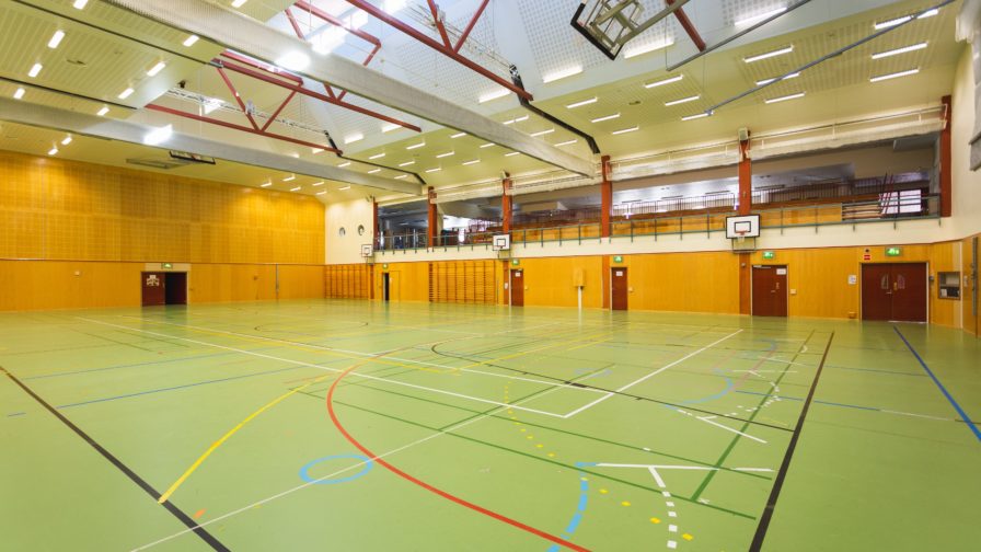 Kuvassa Kirmaushallin palloiluhalli, taustalla katsomo.