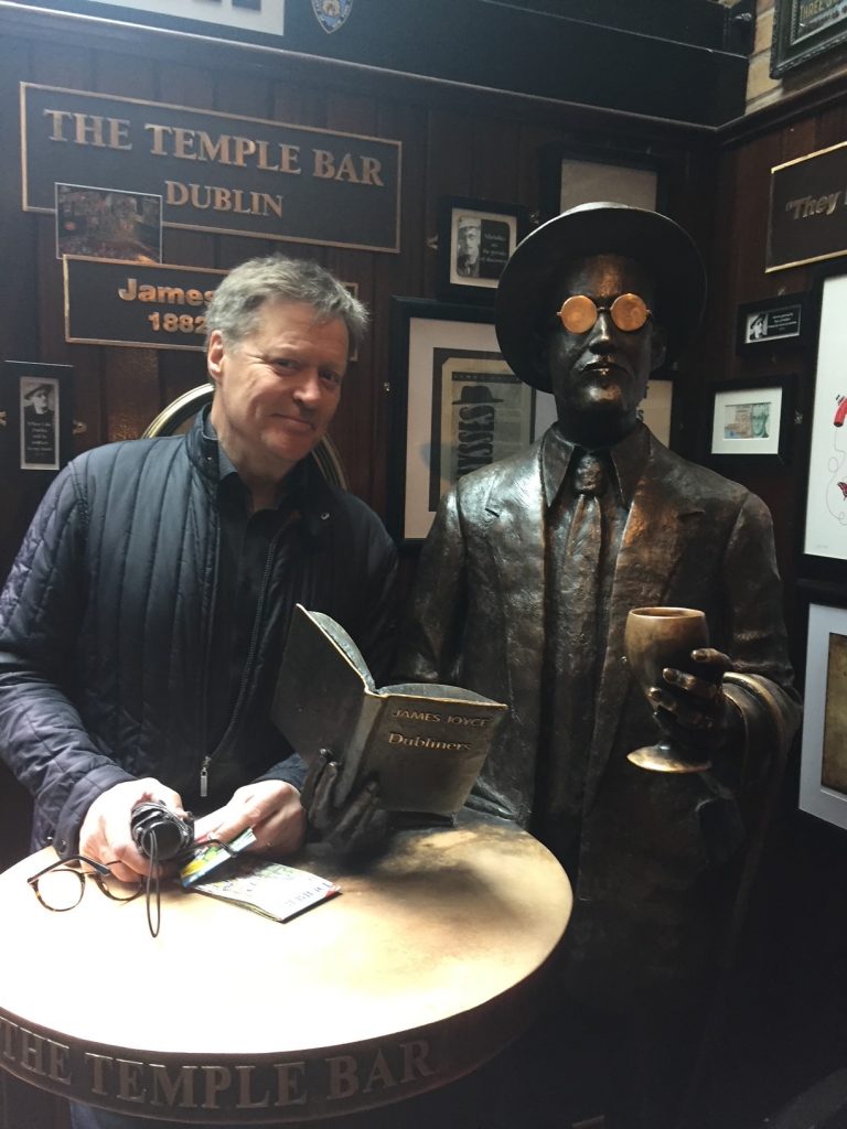 Jarkko Mäkelä seisoo dublinilaisessa baarissa James Joycen patsaan vieressä.