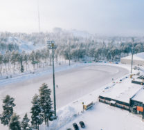 Ilmakuvassa iso tekojä. Etualalla näkyy huoltorakennus ja jäähalli. Taustalla harjoitushalli ja Jouppilanvuori.