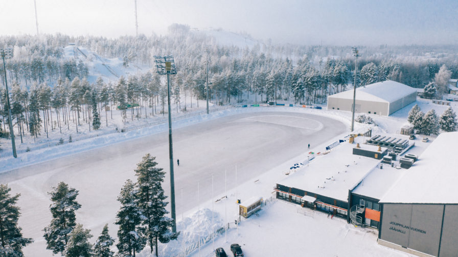 Ilmakuvassa iso tekojä. Etualalla näkyy huoltorakennus ja jäähalli. Taustalla harjoitushalli ja Jouppilanvuori.