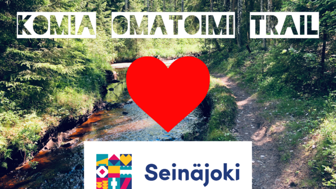 Kuvassa puro, polku ja metsää. Edessä teksti Komia omatoimi trail, sydän ja Seinäjoki-logo.