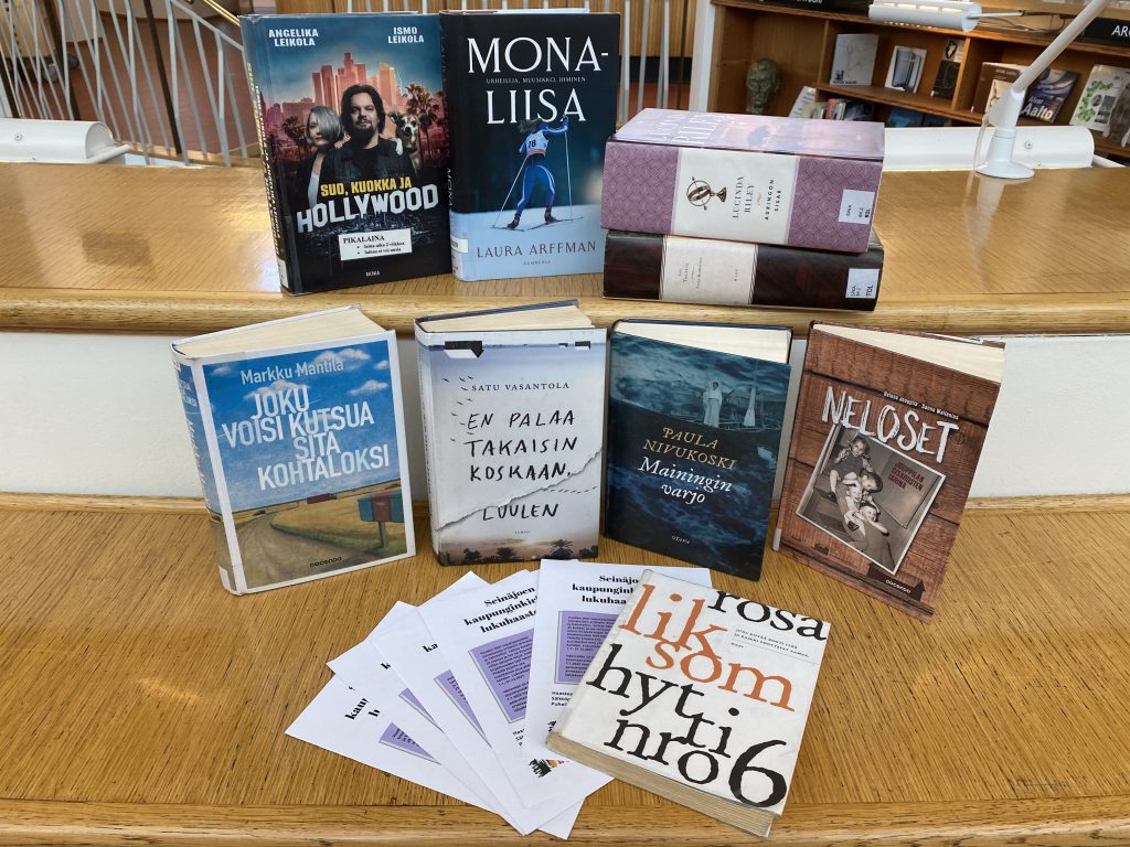 Tekstissä mainittuja kirjoja sekä lukuhaastevihkoja.