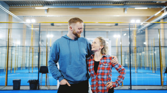 Mies ja nainen katsovat toisistaan kiinni.