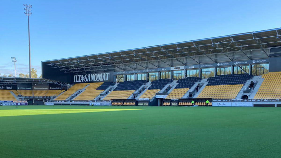 Kuvassa jalkapallostadionin nurmi asennettuna ilman rajoja.