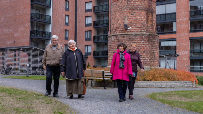 Neljä ihmistä kävelee ulkona