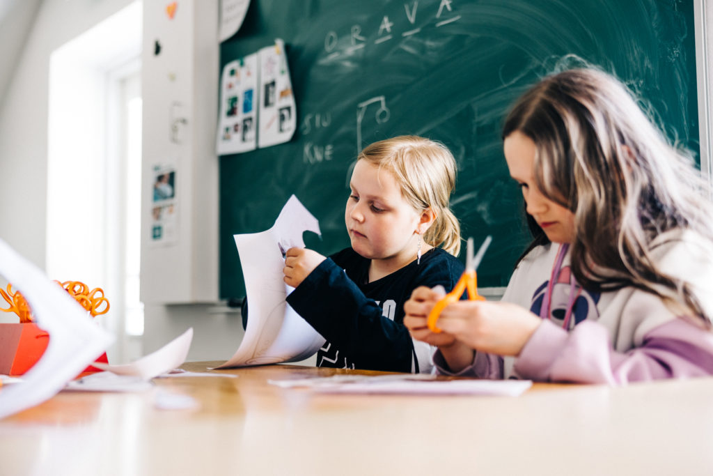 Kaksi lasta askartelee.