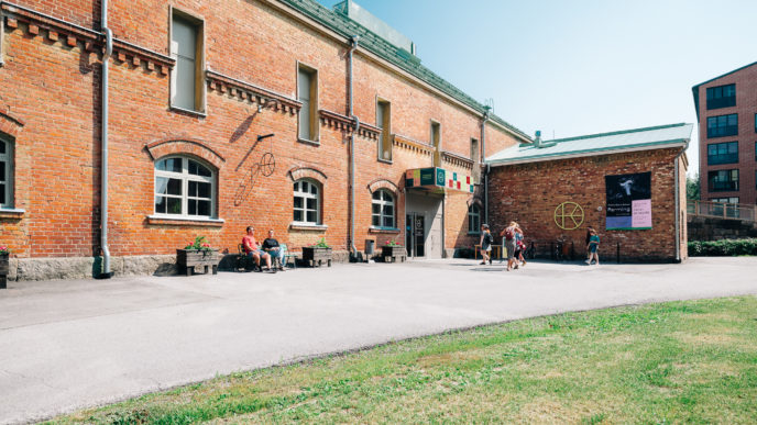 Ihmisiä menossa sisään Kalevan Navettaan