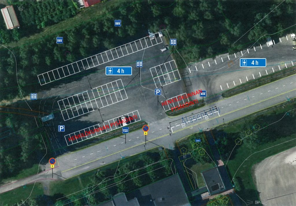 Kuvassa Alasenkadun parkkipaikka johon merkitty liikennemerkit
