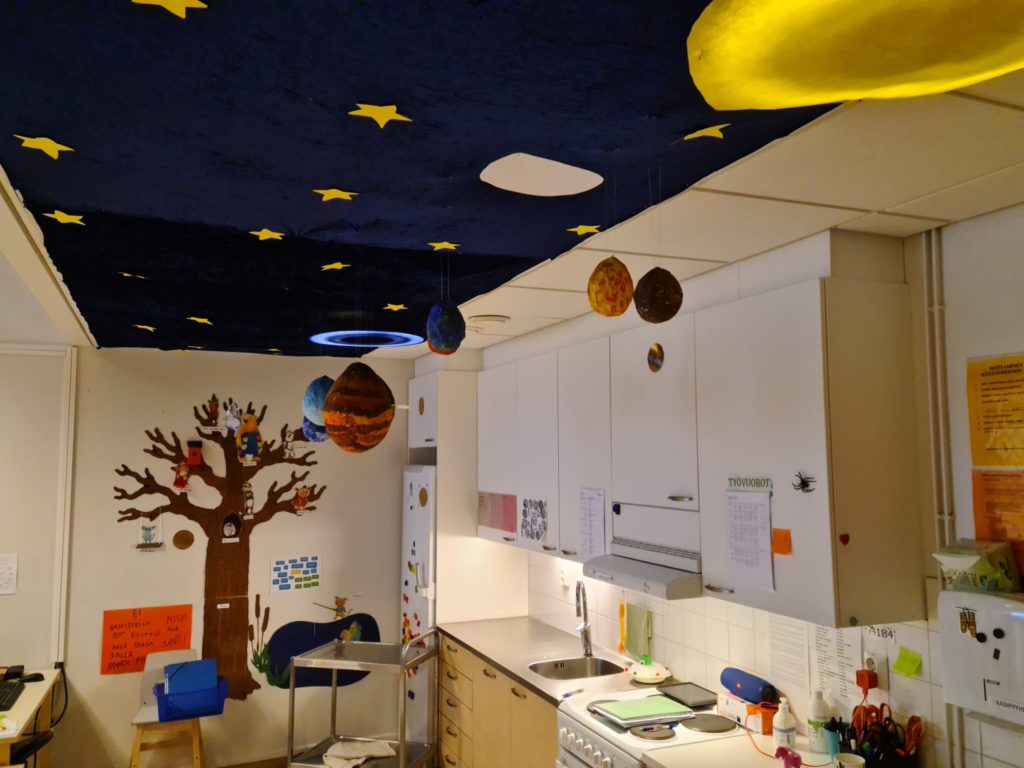 Päiväkodin keittiötila, joka on koristeltu avaruusteemaiseksi.