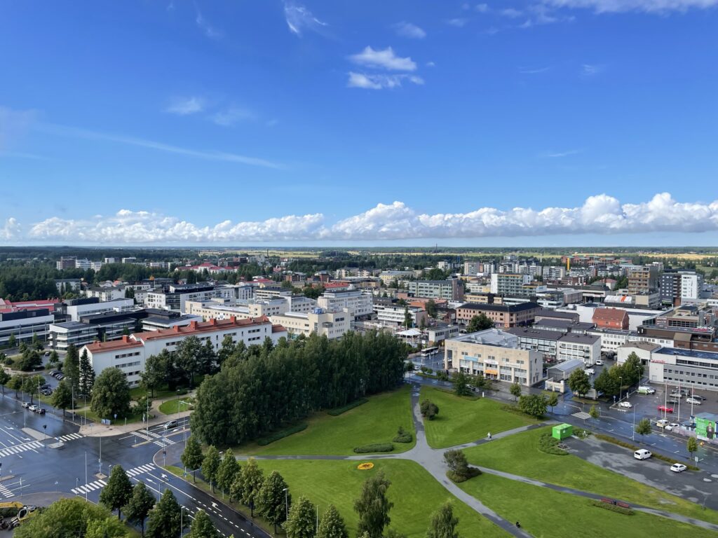 Ilmakuvassa näkyy Seinäjoen kaupunkikeskustaa ja lakeutta taustalla.