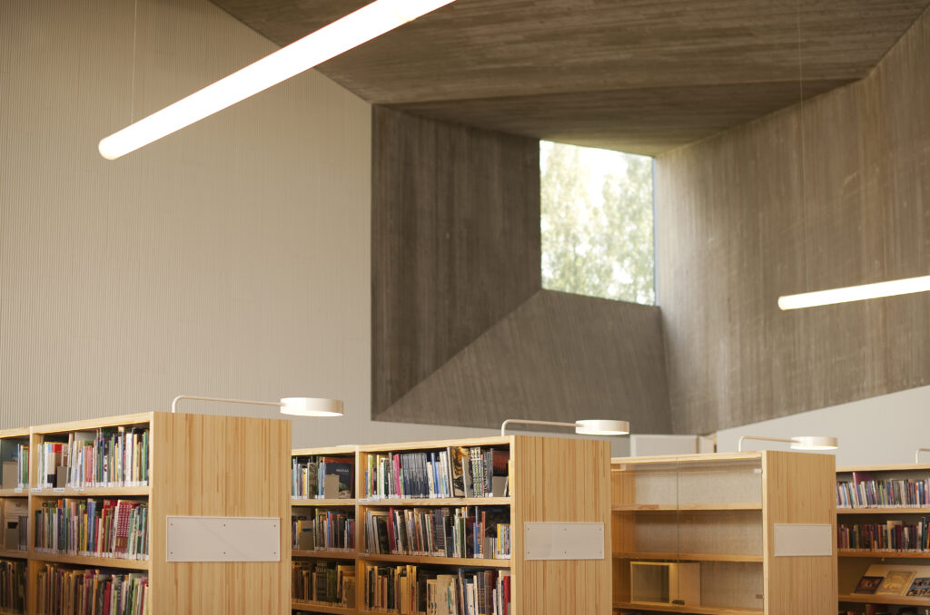 Apila-kirjaston kirjahyllyjä ja arkkitehtuuria.