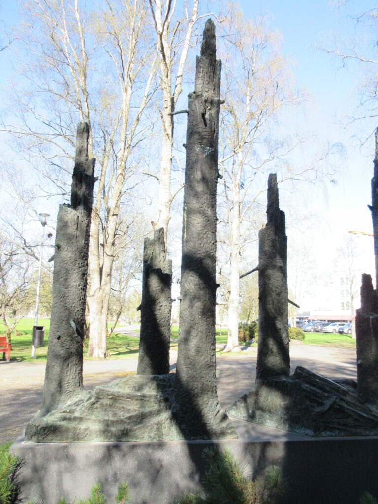 Maija Martiskaisen taideteos Pirstotut puut