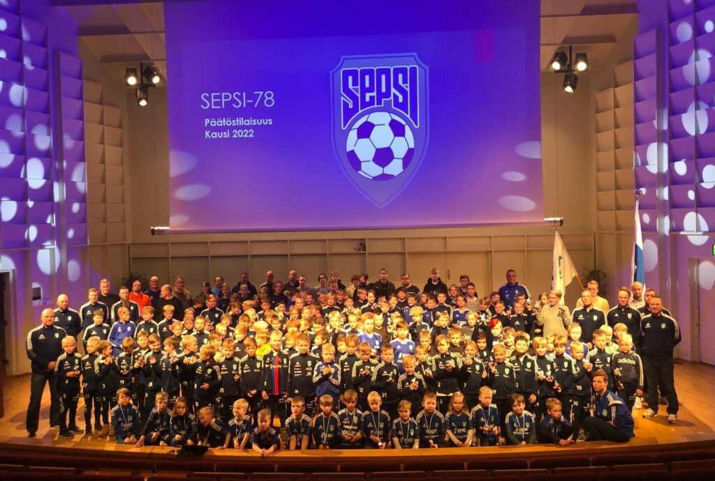 Jalkapalloseura Sepsi-78 jäsenet kokoontuneena yhteiskuvaan seuran päätöstilaisuudessa vuonna 2022.