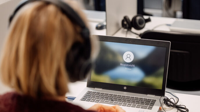 henkilö tietokoneen näyttön äärellä