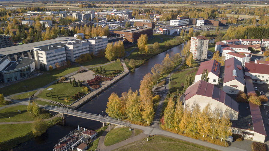 Ilmakuva syksyisestä kampusalueesta.