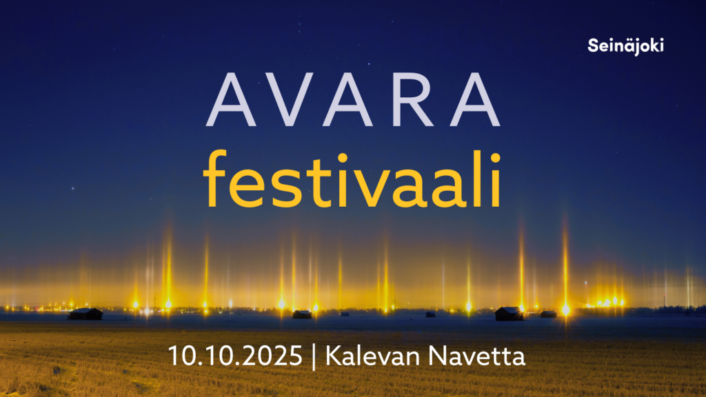 Tekstilaatikossa lukee Avara festivaali, 10.10.2025, Kalevan Navetta, Seinäjoki. Kuvassa on syksyinen peltomaisema. Taivasta kohti siintää kaupungin valot. 
