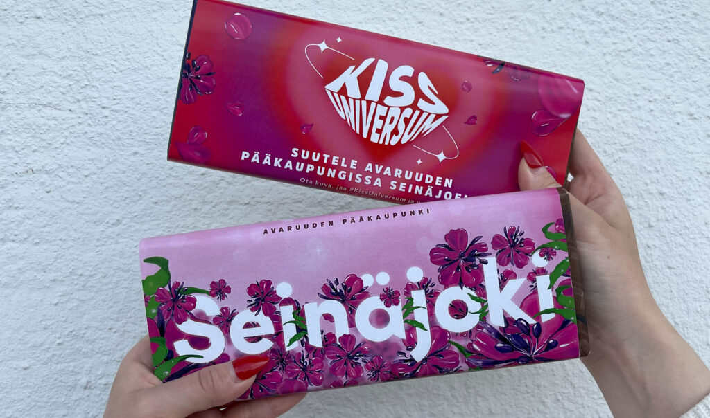 Kaksi pinkkisävyistä suklaalevyä.