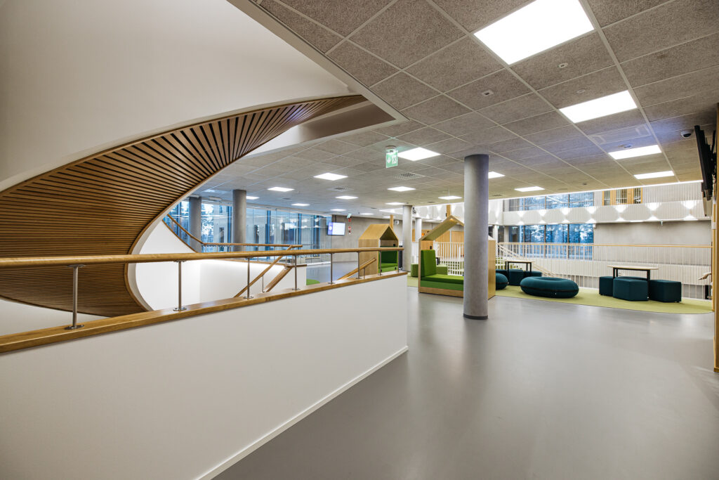 Kärjen koulun aulatilaa. Taustalla opiskelijoiden oleskelutilaa, jossa erilaisia istumapaikkoja.