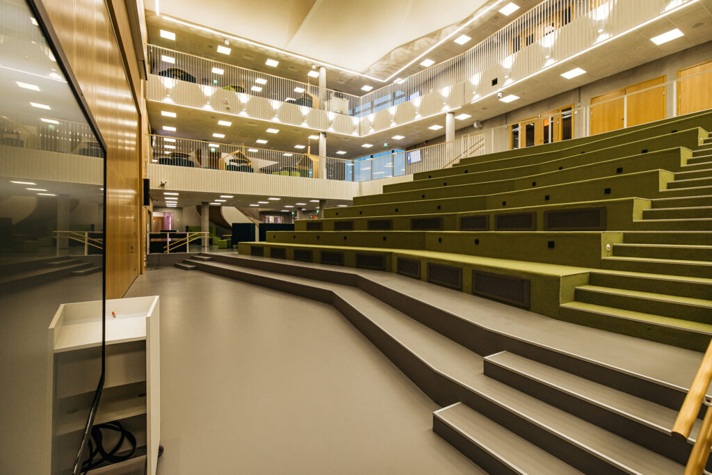 Kärjen koulun auditorio.