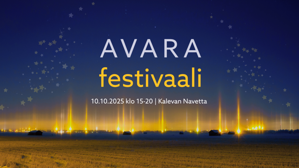 Kuvassa on lakeusmaisema pimeällä. Taustalla näkyy kaupungin valo silhuettina. Tekstilaatikossa lukee: AVARA festivaali, 10.10.2025, klo 15-20 Kalevan Navetta.