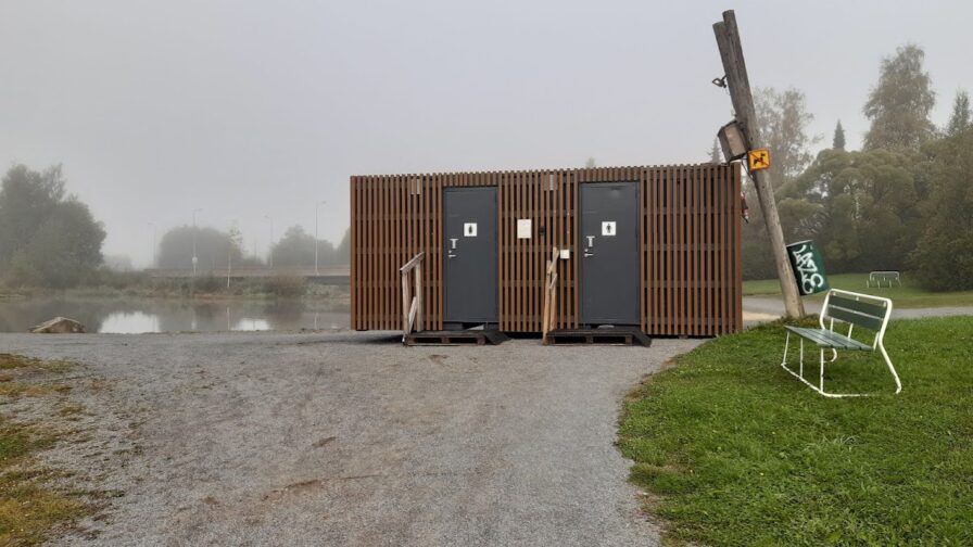 Parakki uimarannalla mikä toimii avantouinnin pukukoppina.