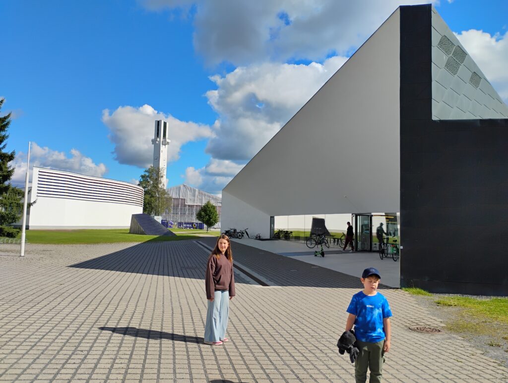 Apila-kirjaston ja Aalto-keskuksen edustalla kaksi lasta.